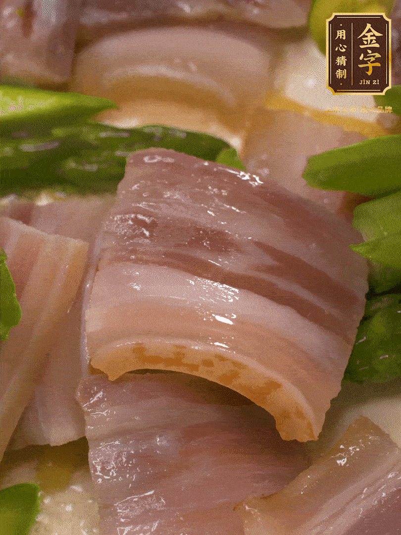 依次下蠶豆、蘆筍、白蘑菇翻炒均勻