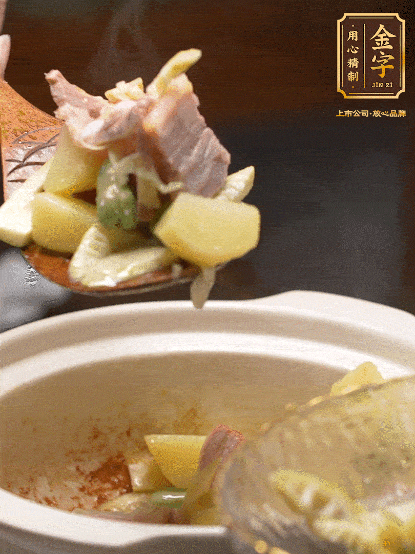 煸出咸肉脂香，再下筍丁、蠶豆。呈出