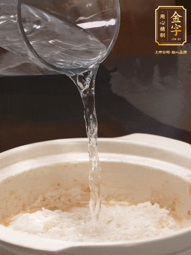 將泡好的米，加水一指，煮至沸騰