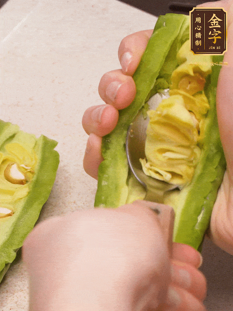 苦瓜從中間切開，把里面的瓢和籽全部挖干凈