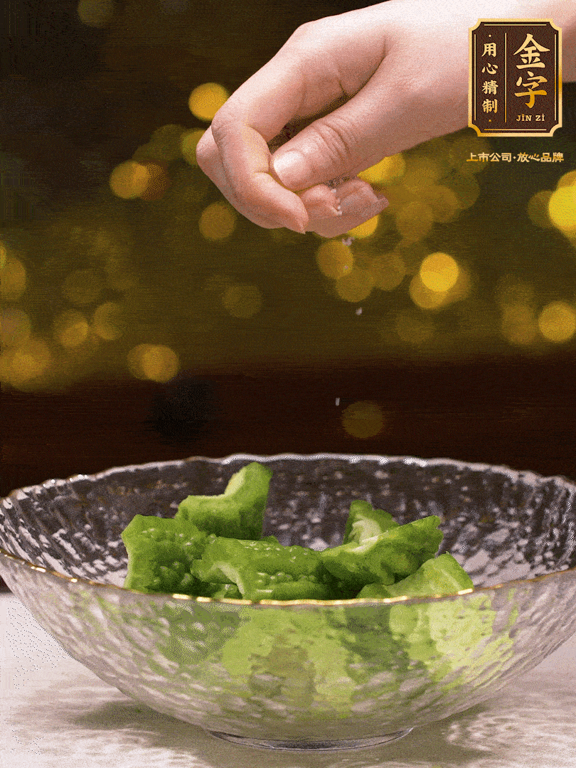 處理好的苦瓜切段（5cm），加點(diǎn)鹽鹽腌一下，去除一下苦味