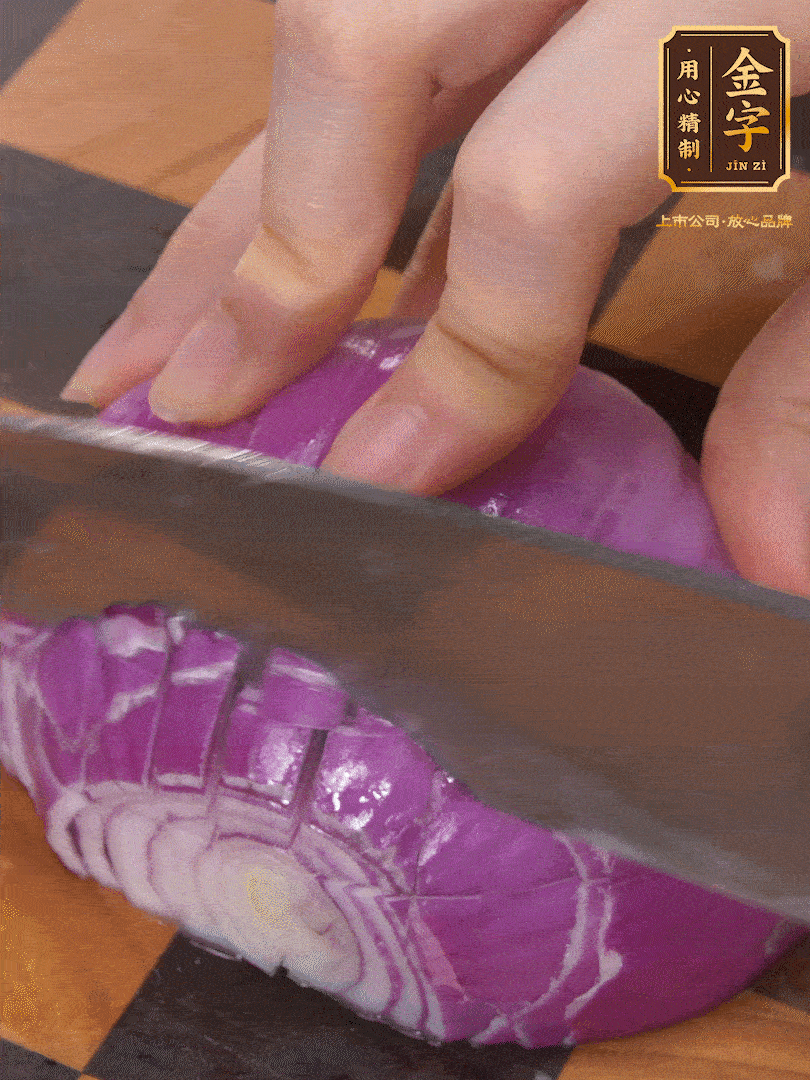 洋蔥切碎、土豆切丁