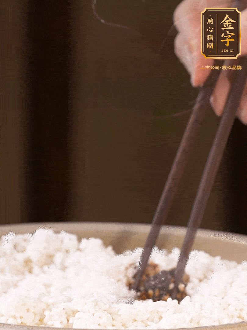 糯米淘洗干凈，浸泡4小時，控干水分后，加鹽、糖、老抽調(diào)味調(diào)色