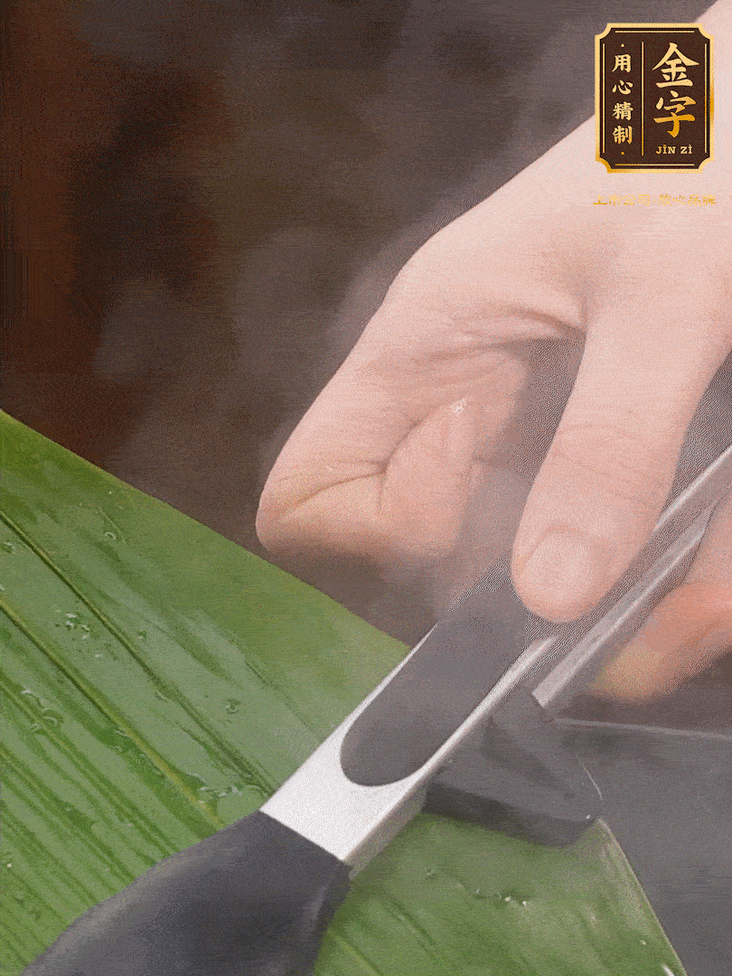 新鮮粽葉洗凈，用開水煮一下，讓粽葉更有韌性不易裂。