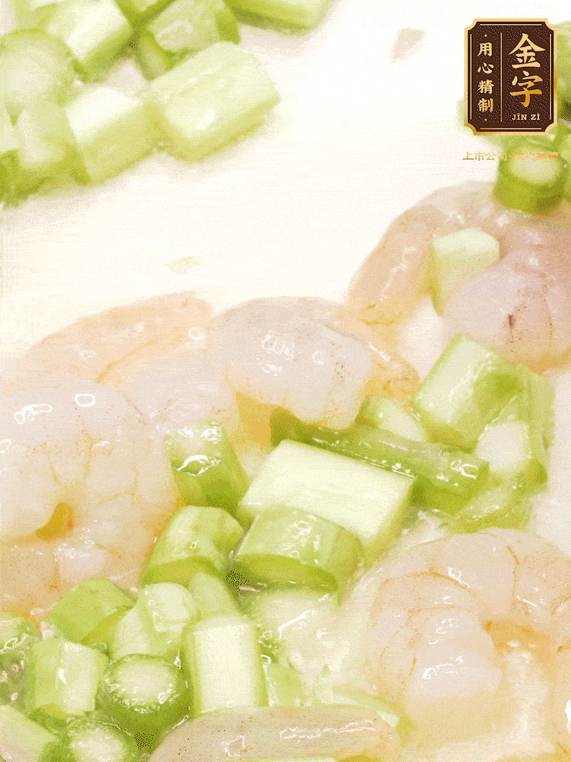 熱油煎香蝦仁，下香腸、蘆筍翻炒，盛出備用。