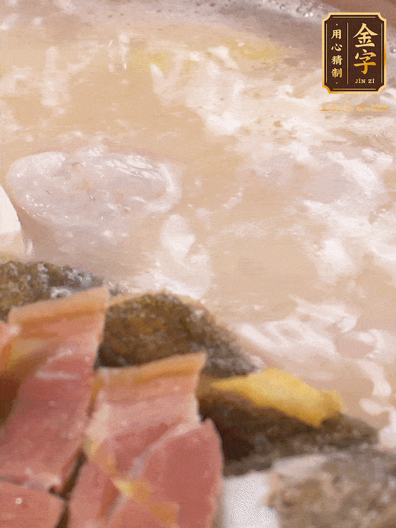 大火煮至沸騰后，轉(zhuǎn)至砂鍋中，繼續(xù)燉煮。這個(gè)時(shí)候可以放入一些自己喜歡吃的配菜比如蝦滑、內(nèi)酯豆腐來添味