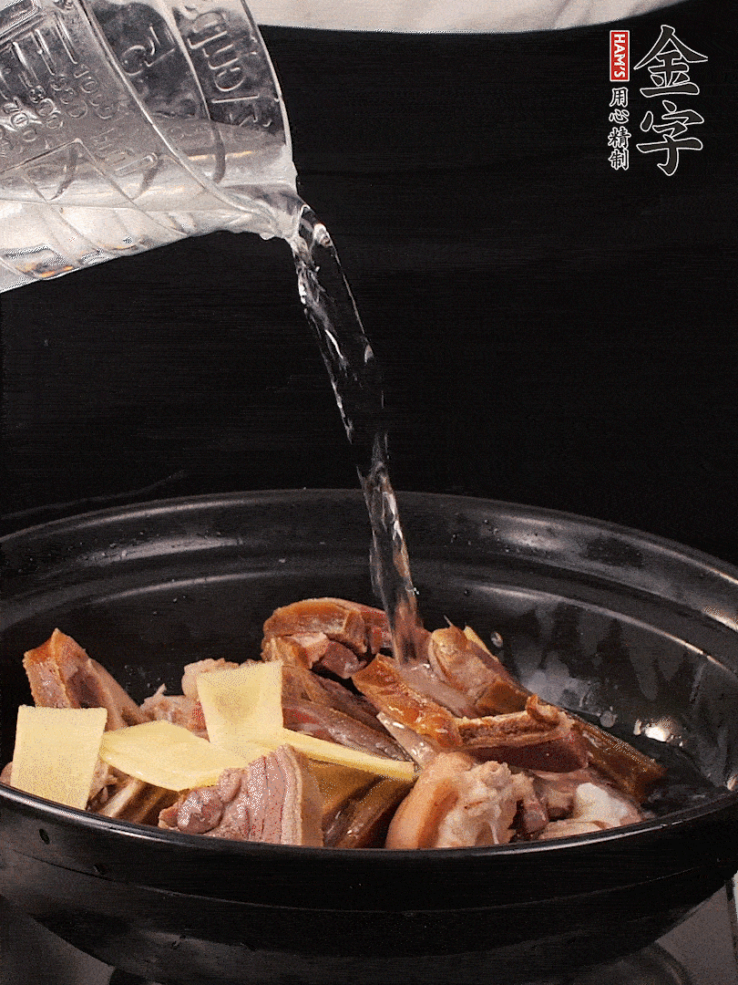 火腿、豬腳放到大砂鍋里，黃酒提鮮，蔥姜去腥，加2kg純凈水沒過食材。水一定要放足，中途最好不能加水