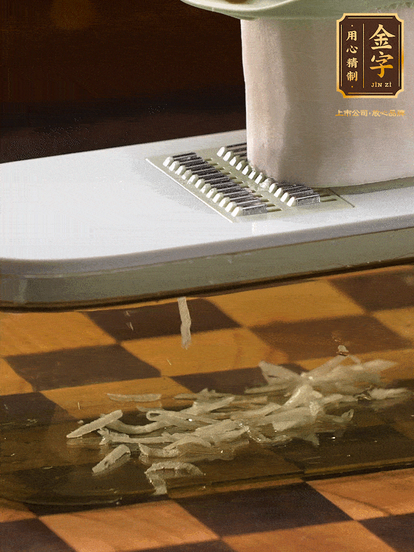 蘿卜切絲 ，加少許的鹽 抓拌均勻后，腌制十五分鐘