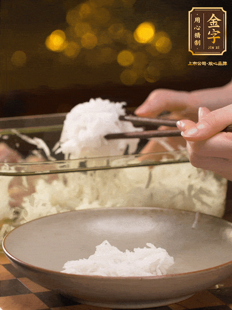 腌好的蘿卜絲控干水份用筷子夾出 、放在盤子底部