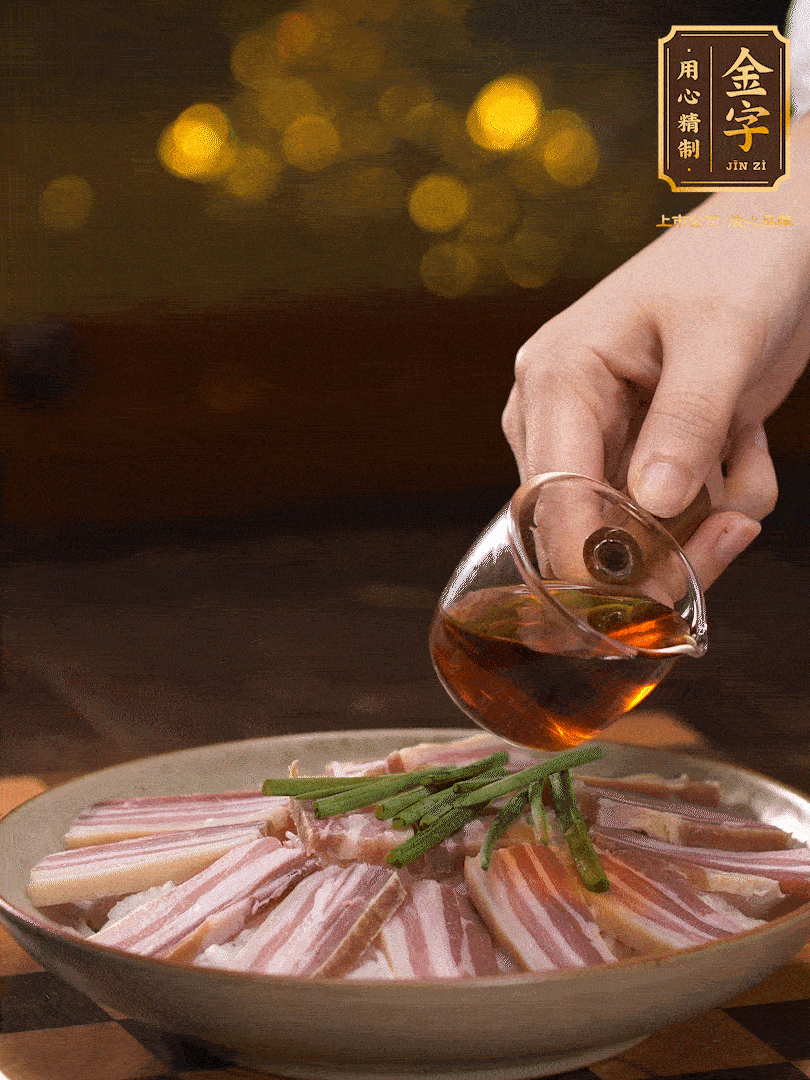 把切好的咸肉，均勻的鋪在蘿卜絲的四周頂部放少許蔥段 淋上少許料酒，放入鍋中 大火蒸二十分鐘