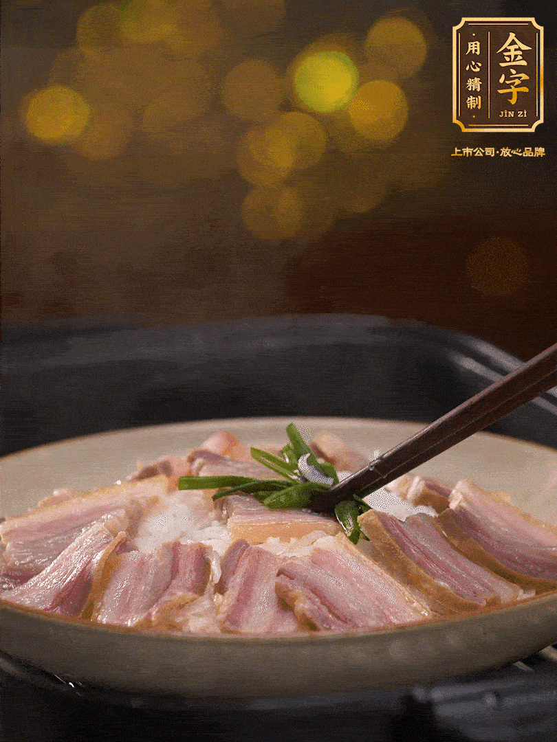 二十分鐘后關(guān)火，去除頂部的蔥段，最后撒上少許的蔥末，就完成了