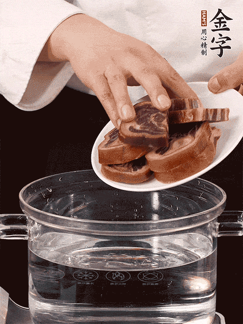 準備食材。做金銀蹄有2個關(guān)鍵點：食材上火腿當然得選足年發(fā)酵的金字火腿，新鮮豬爪最好選前腳、大小適宜的。