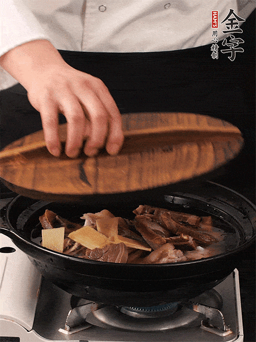 大火煮到沸騰后，轉(zhuǎn)中小火慢燉1個半小時。