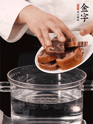 一包200g的金字火腿蹄片恰好搭配一個新鮮豬爪（豬腳）。都先加蔥姜、料酒焯水一遍，把血水清除后燉出來才能更清澈不油膩。