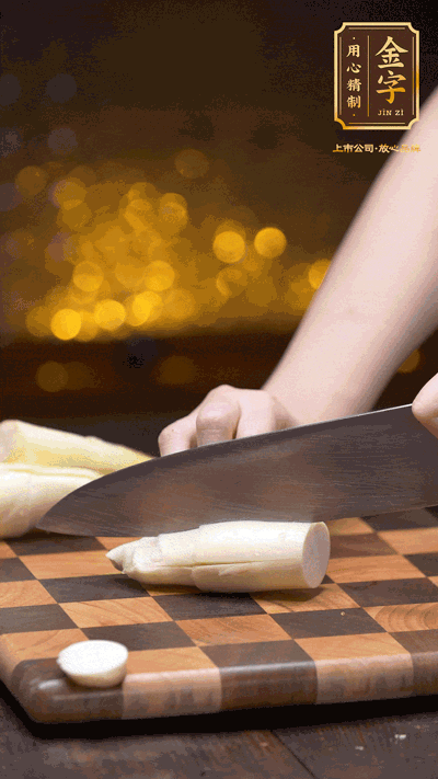 茭白剝?nèi)ネ馄?，去掉根部老硬部分，洗凈切滾刀塊