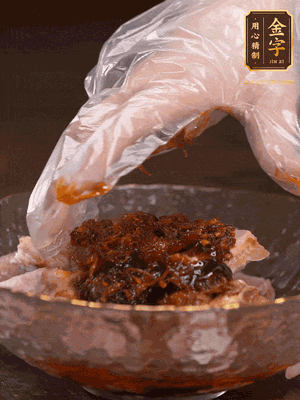 排骨用1勺蠔油、1勺醬油、1勺金字火腿XO醬抓勻腌制半小時