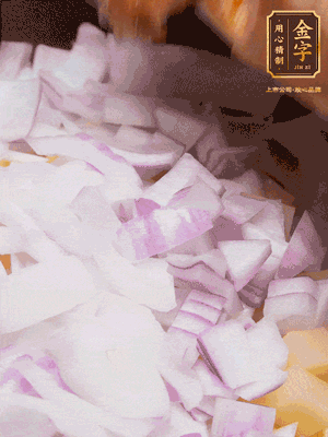 倒入洗干凈的大米、土豆丁、洋蔥碎、排骨、金字火腿xo醬、水