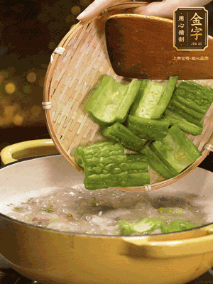 倒入熱水，和泡開的綠豆（連水）和火腿片，大火燒開燉一個(gè)小時(shí)