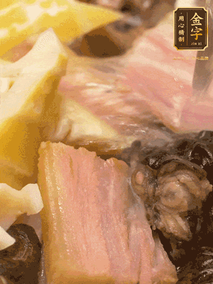 倒入滾燙的熱水，燉煮20分鐘，湯濃汁白