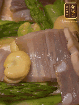 倒入熱水，燉煮10分鐘