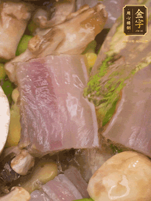 開蓋，放入河蝦繼續(xù)燜煮5分鐘