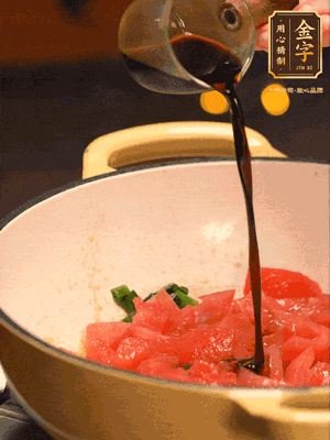 調(diào)味：1勺蠔油、1勺生抽、2轉(zhuǎn)胡椒粉和2勺番茄醬倒入400ml開水，燒至湯汁濃厚