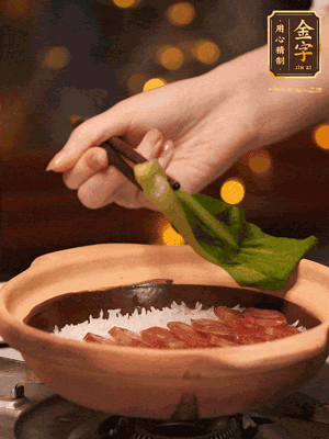 開(kāi)蓋，碼上香腸和焯好水的青菜