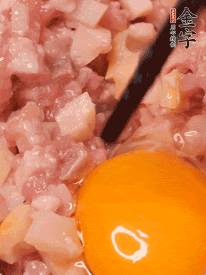 豬肉末、咸肉丁，分次加蔥姜水，一勺糖、一丟白胡椒，春筍丁，打入一個(gè)雞蛋