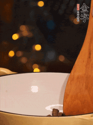 鍋中放入油，倒入醬油肉煸出油脂香味