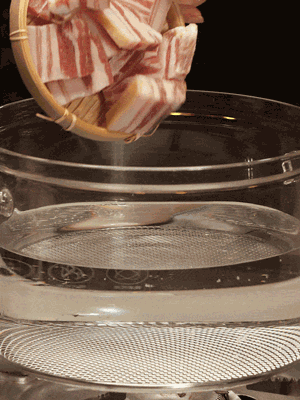 排骨、咸肉，一起下入鍋中，加入蔥，姜，料酒，倒入清水焯水清洗干凈