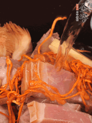 將所有食材一起倒進(jìn)鍋中，加水沒過食材，燉煮30分鐘即可