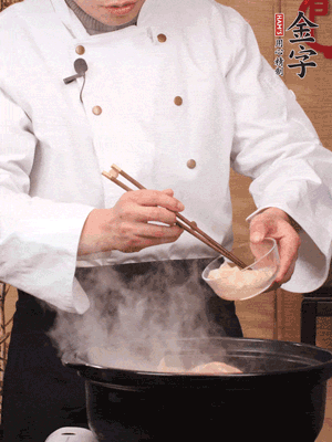 花膠、金湯放入鍋中小火再燉10分鐘