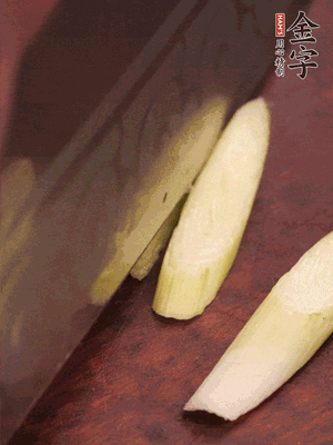 蒜白切小段，辣椒斜切圈