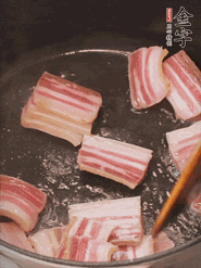 鍋中放菜籽油燒熱，下咸肉、冬筍略微煸炒