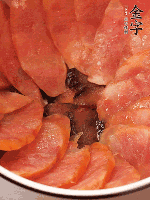 深碗涂抹豬油，頂端鋪枸杞，間隔鋪上香腸、醬油肉片