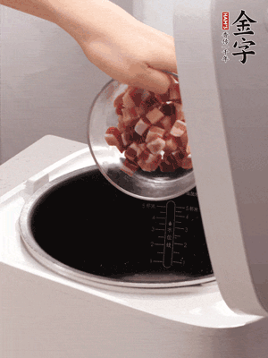 鍋中倒入豬油，油熱后炒熟上海青，給倒少許鹽調(diào)味