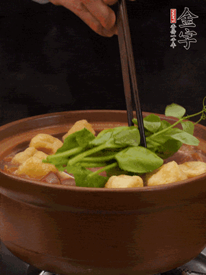 加筒骨煲的經(jīng)典配菜：金字土香腸、油豆腐、千張蓋上蓋子燜一會兒，耐心等候10分鐘。