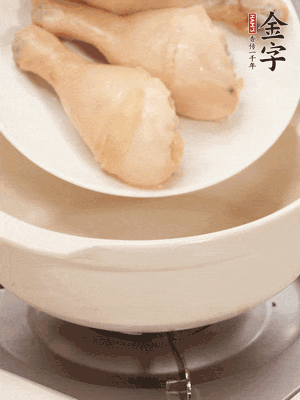 雞腿、火腿、干貝、蒜頭放入砂鍋內(nèi)燉1小時(shí)