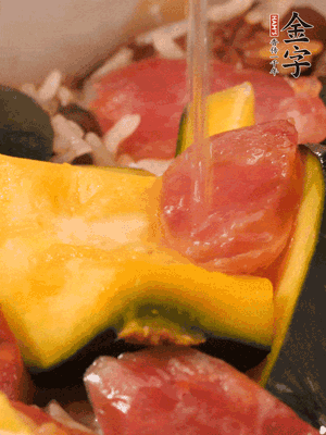 倒入溫開水，水量高出米面一個指節(jié)。