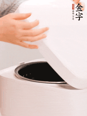 泡發(fā)香菇的水和調(diào)好的醬汁混合在一起，倒入電飯煲中，煮飯。