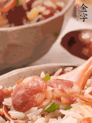 開蓋后，沿鍋邊淋2大勺花生油，大火烤出鍋巴。輕輕翻拌一下，撒點蔥花。