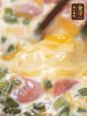 三個(gè)全蛋中加適量牛奶、鹽、黑胡椒粉、臘腸、蔥花攪拌均勻