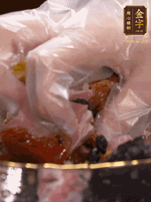 排骨洗凈后（蠔油、生抽、老抽、鹽、糖、淀粉、豆豉、蒜蓉、姜絲）腌制30分鐘