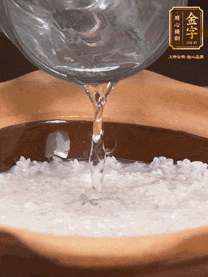 砂鍋底部刷一層油，加入大米和開水，水高1cm,大火燒開后轉(zhuǎn)中火煲5分鐘，到水微收干