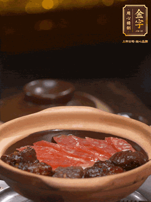 鋪上臘腸和排骨，鍋邊淋一圈油，小火煲10分鐘