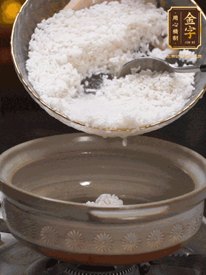 鍋底刷油，倒入米飯，水沒過即可，中小火燜10分鐘，戳幾個洞