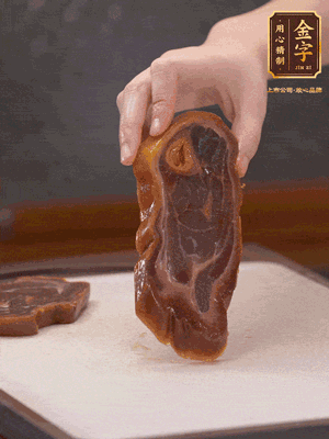 處理節(jié)瓜，刮掉表層的皮和毛，洗凈后去掉瓜蒂，切大塊