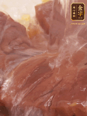 加熱水，2大勺料酒煮20分鐘，再下節(jié)瓜塊煮10分鐘即可