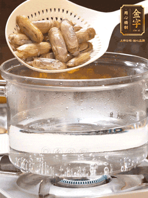 煮一鍋沸水，下蟶子汆燙30秒，撈出浸入冰水，取出蟶子肉