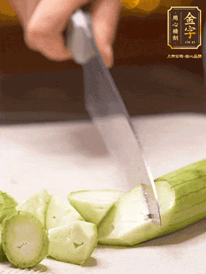 絲瓜去皮，切滾刀塊